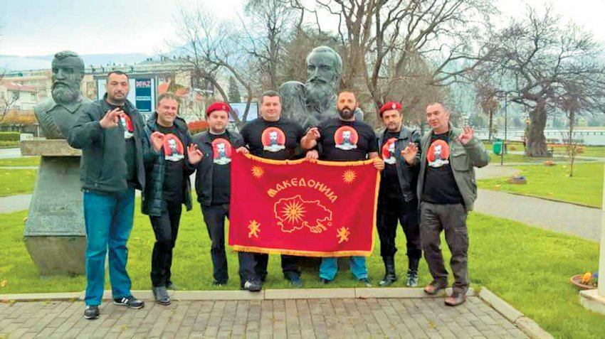 Εθνικιστές κρατούν σημαία της «Ενωμένης Μακεδονίας», τα σύνορα της οποίας εκτείνονται έως τη Θεσσαλονίκη, τη Χαλκιδική, την Καβάλα και τη Θάσο.