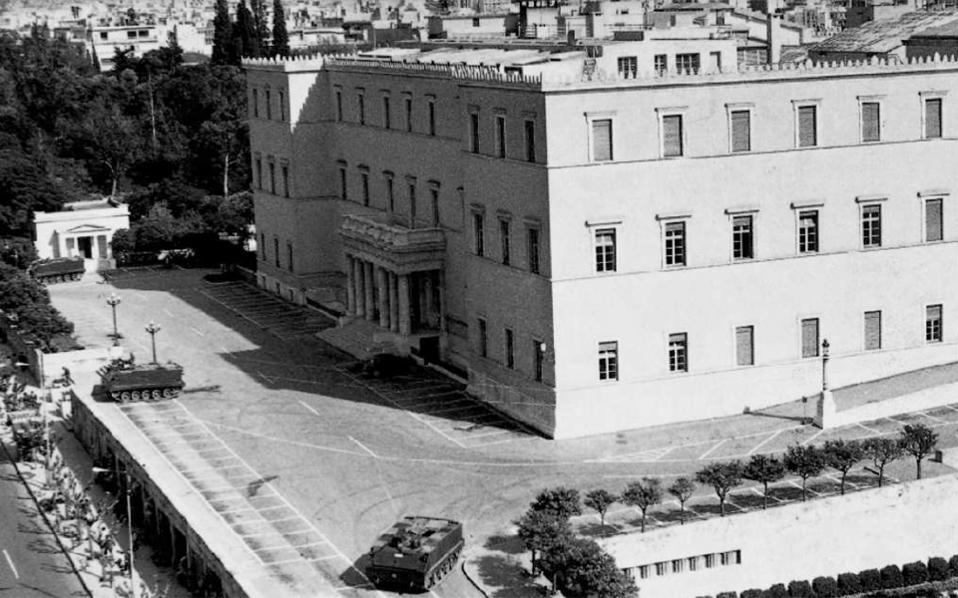 21η Απριλίου 1967: Τεθωρακισμένα έξω από τη Βουλή.