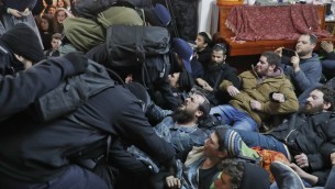 Israeli settlers scuffle with security forces at the Amona outpost during an evacuation operation on February 1, 2017. (AFP/Jack GUEZ)