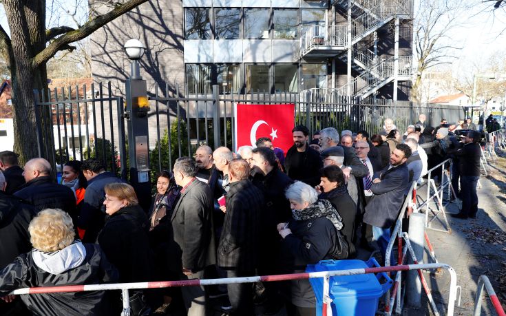 Στις κάλπες οι Τούρκοι της Γερμανίας για το δημοψήφισμα