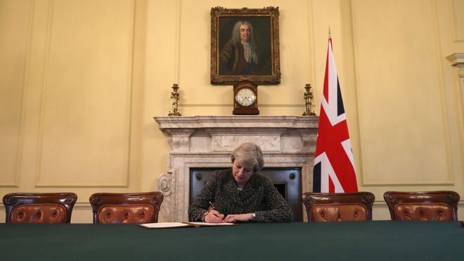 Έπεσε η υπογραφή της Μέι και ξεκινάει το Brexit