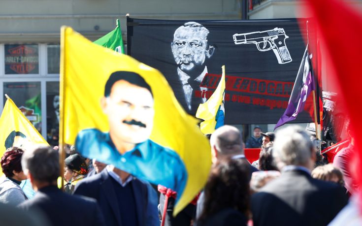 Εισαγγελική έρευνα των Ελβετών για το πανό με το πιστόλι στον κρόταφο του Ερντογάν