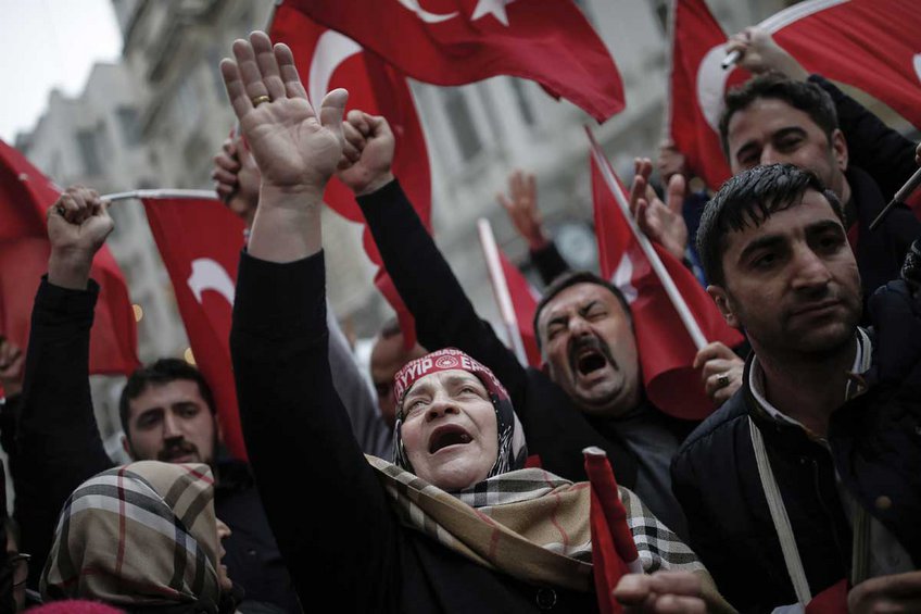 Οι Τούρκοι της διασποράς αγγίζουν τα 4,5 εκατ. στην Ευρώπη, εκ των οποίων πολλοί έχουν δικαίωμα ψήφου όχι μόνο στην Τουρκία αλλά και στη χώρα όπου διαμένουν.  