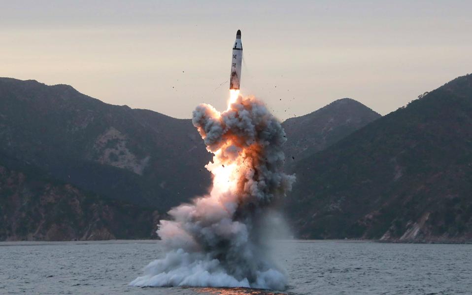 Δοκιμαστική εκτόξευση βαλλιστικού πυραύλου από υποβρύχιο της Βόρειας Κορέας. Ο μεγάλου βεληνεκούς πύραυλος εκτοξεύθηκε από το λιμάνι Σίνπο, στην ανατολική ακτή της χώρας, με κατεύθυνση τη Θάλασσα της Ιαπωνίας.