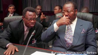 Ο πρώην υπουργός Πετρελαίου της Νιγηρίας Νταν Ετέτε (δεξιά)
