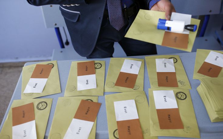 Σφραγισμένα ψηφοδέλτια με το «ναι» έτοιμα για την κάλπη και ο δήμαρχος που ψήφισε 4 φορές
