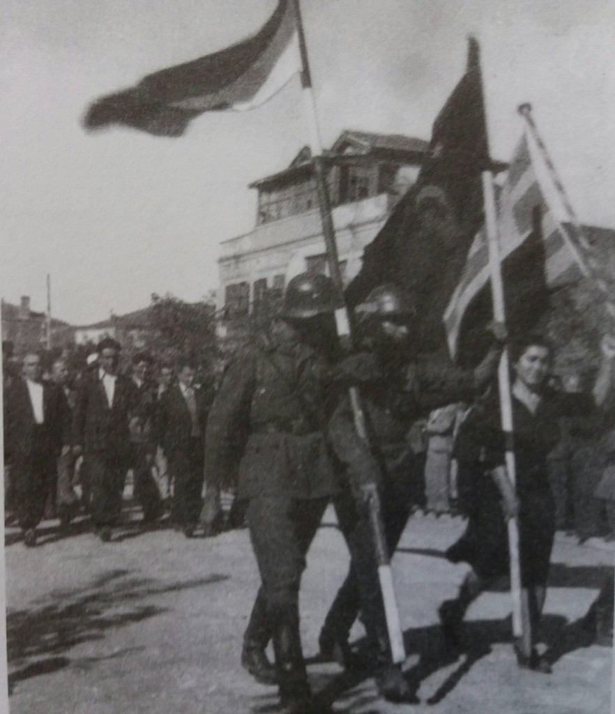 Εκδήλωση ελληνοβουλγαρικής συναδέλφωσης στην Αλεξανδρούπολη, στις 15/9/1944, με την ευκαιρία συνάντησης τμημάτων του ΕΛΑΣ με τον βουλγαρικό στρατό. Ό άλλοτε «φασιστικός» στρατός του Βόριδος, που ευθύνονταν για εγκλήματα στην Αν. Μακεδονία και Δ. Θράκη, τελούσε πλέον υπό σοβιετική διοίκηση. Και ο ΕΛΑΣ λάμβανε τώρα στρατιωτική βοήθεια από τον βουλγαρικό στρατό, μέχρι την αποχώρησή του από την Ελλάδα.