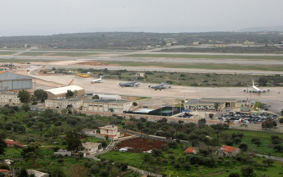 Αμερικανοί αξιωματικοί εντυπωσιάστηκαν και από τις δυνατότητες του αεροδρομίου της Σούδας, από όπου μεταφέρθηκαν ταχύτατα πυρομαχικά για τις ανάγκες των πολεμικών πλοίων που επιχειρούν στην Ανατολική Μεσόγειο.