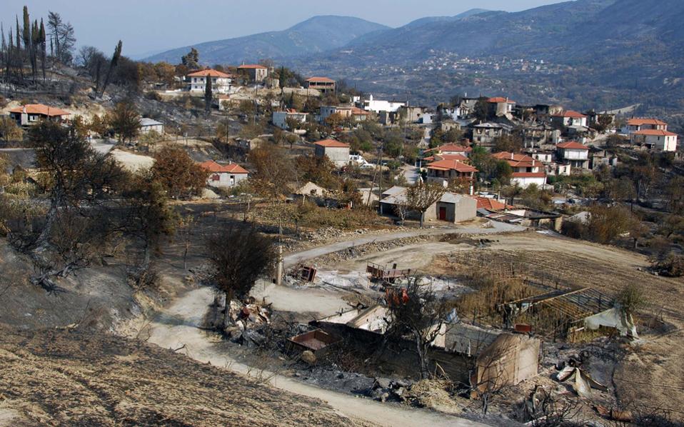 Σπίτια κατεστραμμένα στο χωριό Μάκιστος του νομού Ηλείας μετά τις καταστροφικές πυρκαγιές του Αυγούστου του 2007, οι οποίες έκαψαν περισσότερα από 268.834.000 στρέμματα και προκάλεσαν το θάνατο 63 ανθρώπων.