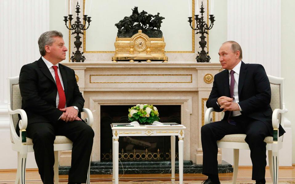 Στη συνάντησή του με τον πρόεδρο της FYROM, Γκεόργκι Ιβάνοφ, στη Μόσχα, ο Βλαντιμίρ Πούτιν πάτησε το κουμπί της «έκρηξης» και οι ρητορικοί κανονιοβολισμοί ήχησαν στη Σόφια, στα Σκόπια και στην Αθήνα, ακόμη και στο Βερολίνο.