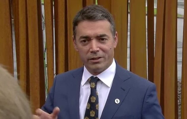 Οι Εγγλέζοι χρησιμοποιούν τα Σκόπια ως «χρήσιμους ηλίθιους» και ο Ντιμιτρόφ δεν το καταλαβαίνει