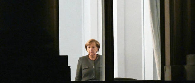 L'isolement d'Angela Merkel va grandissant. A gauche comme a droite, on reproche a la chanceliere son manque de vision politique.