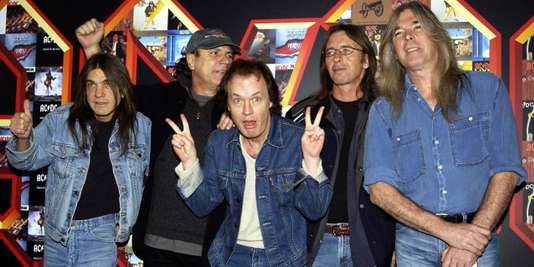 Malcolm Young (tout à gauche) avec le reste de son groupe AC/DC : Brian Johnson, Angus Young, Phil Rudd and Cliff Williams, le 3 mars 2003.