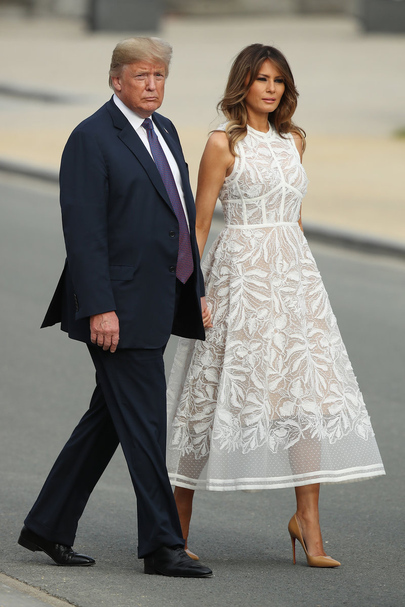 Η εντυπωσιακή Μελάνια με το ημι-διάφανο φόρεμά της, πλάι στον Ντόναλντ Τραμπ