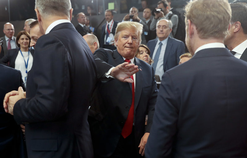 Ο Ντόναλντ Τραμπ ετοιμάζεται να δώσει ένα χαϊδευτικό χτύπημα στην πλάτη του ΓΓ του ΝΑΤΟ, Γιενς Στόλτενμπεργκ 