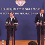Η γλώσσα του σώματος πρόδωσε -πάλι- τον Τσίπρα: Με τα χέρια στις τσέπες στις δηλώσεις με τον σέρβο πρόεδρο