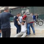Μέλη της ασφάλειας έσυραν διαδηλωτή στη Λευκάδα για να μην πλησιάσει τον Τσίπρα