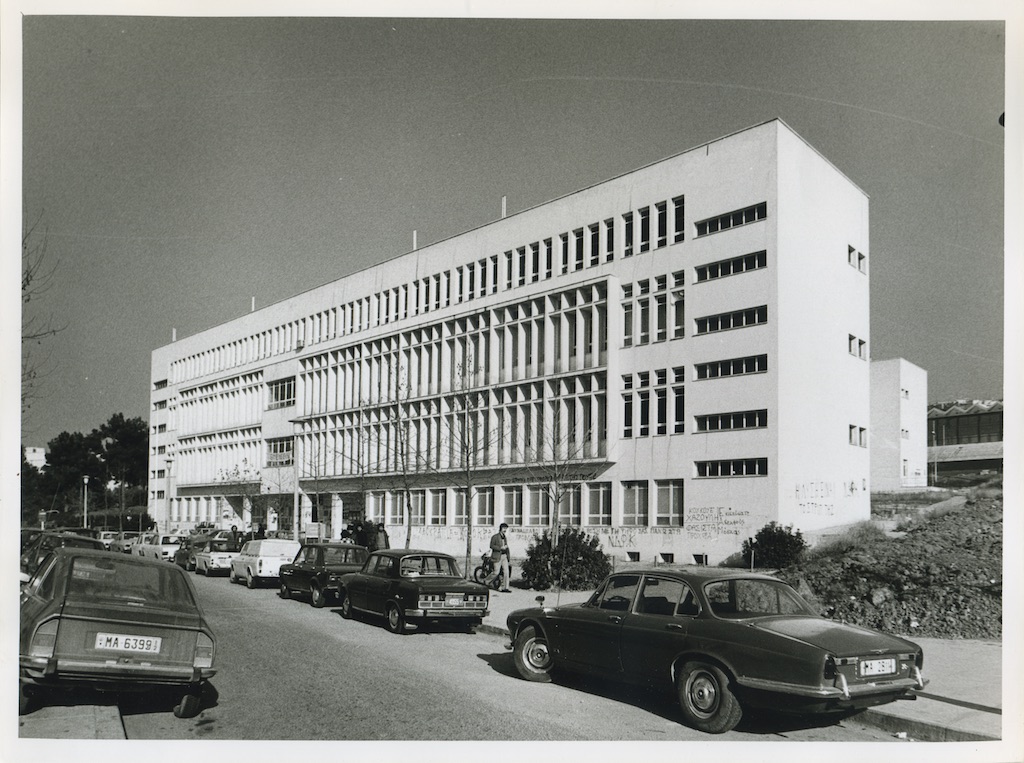 Ιατρική Σχολή, μεσημβρινή όψη. Φωτογραφικό Αρχείο του Καθηγητή του ΑΠΘ Βασιλείου Κυριαζόπουλου (1903-1991), με την ευγενική παραχώρηση της Κεντρικής Βιβλιοθήκης του ΑΠΘ. Οι φωτογραφίες είναι των δεκαετιών 1950-1970.