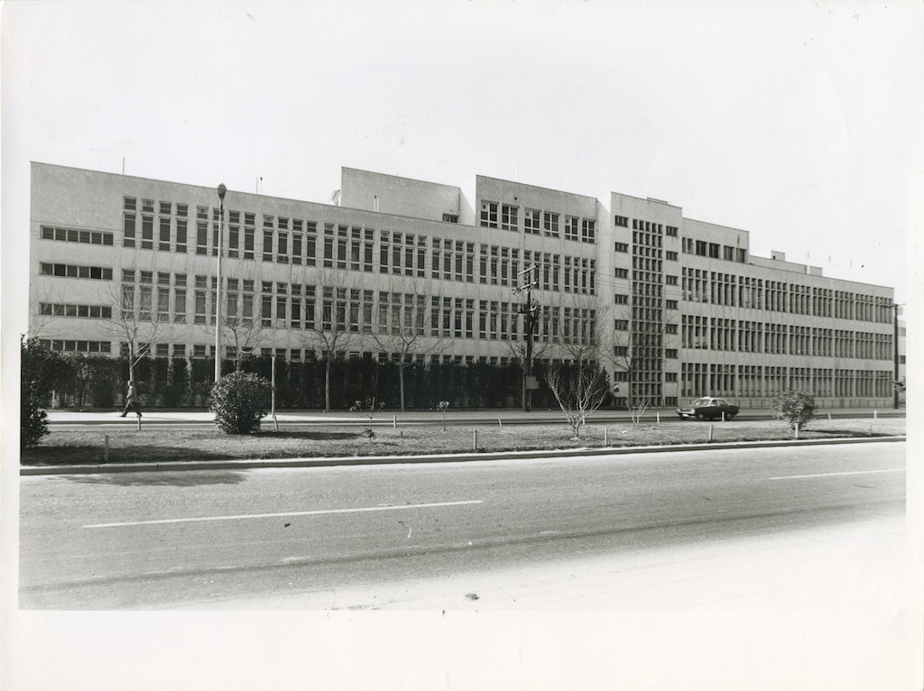 Ιατρική Σχολή, βόρεια όψη. Φωτογραφικό Αρχείο του Καθηγητή του ΑΠΘ Βασιλείου Κυριαζόπουλου (1903-1991), με την ευγενική παραχώρηση της Κεντρικής Βιβλιοθήκης του ΑΠΘ. Οι φωτογραφίες είναι των δεκαετιών 1950-1970.