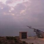 Τούρκος ναύαρχος στοχοποιεί τους επάκτιους Exocet σε Αιγαίο και Κύπρο: «Ξέρουμε που είναι – Ετοιμάζουμε έκπληξη»  18/11/2020 – 19:30  |  Τελευταία ενημέρωση: 18/11/2020 – 20:38 ΕΛΛΗΝΟΤΟΥΡΚΙΚΑ Τούρκος ναύαρχος στοχοποιεί τους επάκτιους Exocet σε Αιγαίο και Κύπρο: «Ξέρουμε που είναι – Ετοιμάζουμε έκπληξη» Newsroom email: info@pronews.gr  34 14 2 0 Translate this page EN FR DE ES RU AR 34     14     2     0   Τις επάκτιες συστοιχίες των βλημάτων ΜΜ-40 Exocet κατά σκαφών επιφανείας, σε Αιγαίο και Κύπρο στοχοποιεί η Τουρκία προχωρώντας παράλληλα σε απειλές κατά της εγκατάστασής τους.  Ο ναύαρχος ε.α. Cem Gürdeniz, αναφερόμενος στους ελληνικούς και κυπριακούς Exocet είπε:  «Επάκτιες συστοιχίες έχει τοποθετήσει η Ελλάδα στα νησιά της Σκύρου και της Λήμνου στο Αιγαίο, αλλά και η Κύπρος στις νότιες ακτές της  στην περιοχή των βρετανικών βάσεων.   Αυτά είναι γνωστά. Οι θέσεις τους είναι γνωστές.  Δεν υπάρχει έκπληξη σε αυτά. Αυτό όμως που θα είναι μεγάλη έκπληξη είναι αυτό που δεν ξέρουν», είπε ο Gürdeniz,, αφήνοντας σαφείς απειλές κατά των συστοιχιών.   Είναι γνωστό ότι η Ελλάδα διαθέτει 2 συστοιχίες EXOCET MM-40 BLOCK2 και η Κύπρος τρεις, τις οποίες σύμφωνα με δημοσιεύματα πρόκειται να εκσυγχρονίσει, αλλά ποτέ δεν είχε επίσημα αποκαλύψει τις θέσεις τους.,  Το ότι ο Τούρκος αντιναύαρχος -το γεγονός ότι είναι απόστρατος δεν σημαίνει απολύτως τίποτα αντίθετα είναι «κομιστής» των θέσεων του τουρκικού Γενικού επιτελείου- αναφέρθηκε στους ελληνικούς Exocet πρέπει να αντιμετωπιστεί με την δέουσα σοβαρότητα, καθώς είναι η πρώτη φορά που συμβαίνει κάτι τέτοιο.  Επιπρόσθετα αυτό σημαίνει ότι η Τουρκία θεωρεί τους Exocet απειλή για τη ναυτική της δύναμη και δικαίως τους θεωρεί έτσι.  Βέβαια τα βλήματα πρέπει να ενισχυθούν με περισσότερους εκτοξευτές όπως και επιτέλους το ΠΝ πρέπει να προχωρήσει στην αγορά των νέων πυραύλων NSM  οι οποίοι έχουν μεγαλύτερη εμβέλεια από τους block 2 που είναι σε υπηρεσία τώρα.   Μια φωτογραφία χίλιες λέξεις: Ακολούθησε το pronews.gr στο Instagram για να «δεις» τον πραγματικό κόσμο! Play Video