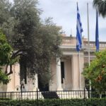 Μαξίμου, ΥΠΟΙΚ & ΥΠΕΞ παρέβησαν το νόμο και «ξέχασαν» να βάλουν μεσίστια τη σημαία τη Μεγ. Παρασκευή 