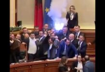 Ξύλο και καπνογόνα στο αλβανικό κοινοβούλιο – Βουλευτές της αντιπολίτευσης ήρθαν στα χέρια με αστυνομικούς