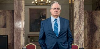 Ο Κ.Τασούλας καταργεί την υποβολή ευχών για τα Χριστούγεννα – Τις θεωρεί περιττές