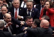 ΠΩΣ ΣΥΝΔΕΕΤΑΙ Η ΕΛΛΑΔΑ ΜΕ ΤΙΣ ΠΟΛΙΤΙΚΕΣ ΕΞΕΛΙΞΕΙΣ ΣΤΗΝ ΤΟΥΡΚΙΑ; Άγριο ξύλο στην τουρκική Βουλή για χάρη του Ερντογάν