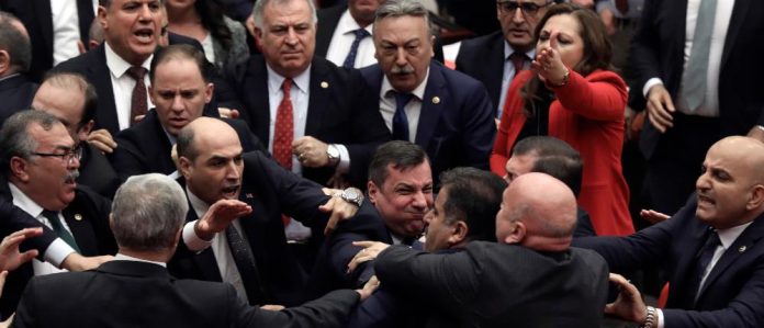 Άγριο ξύλο στην τουρκική Βουλή για χάρη του Ερντογάν