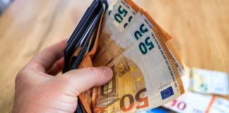 «Κλείδωσε» στα 930€ ο νέος κατώτατος μισθός – Στο τραπέζι και πρόσθετη αύξηση 20€: Πώς διαμορφώνονται οι μισθοί το 2026