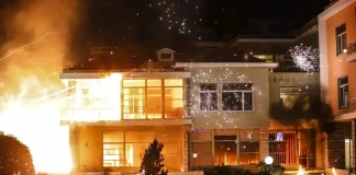 Τίρανα: Πυρκαγιά στην έπαυλη Χότζα κατά τη διάρκεια διαμαρτυρίας της αντιπολίτευσης Himara