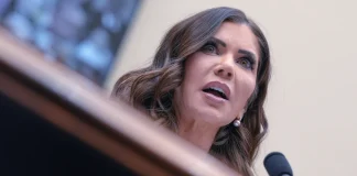 «Στρίμωξαν» μπροστά στον άνδρα της υπουργό του Τραμπ στη Βουλή: «Κάνατε σεξ με υφιστάμενό σας;»