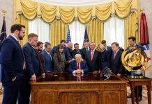 Ο Ν.Τραμπ έφερε πάστορες στο Οβάλ Γραφείο για να προσευχηθούν υπέρ της αμερικανικής επιχείρησης στο Ιράν