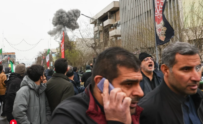 Ισχυρή έκρηξη σημειώθηκε την Παρασκευή στην πρωτεύουσα του Ιράν, την Τεχεράνη, μετέδωσε η ιρανική κρατική τηλεόραση. Η έκρηξη σημειώθηκε στην Πλατεία Φερντοσί, λίγο πιο κάτω από την οδό Ενγκελάμπ σε σχέση με το Πανεπιστήμιο της Τεχεράνης, το επίκεντρο των συνεχιζόμενων εκδηλώσεων για την Ημέρα Κουντς ή Ημέρα της Ιερουσαλήμ.