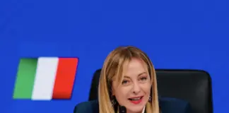 Τζόρτζια Μελόνι: απαγόρευση της μαντίλας και ανώτατο όριο ξένων μαθητών στα σχολεία