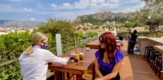 Η Ελλάδα έχει μετατραπεί σε «οικονομία της καφετέριας», σύμφωνα με μελέτη του LSE