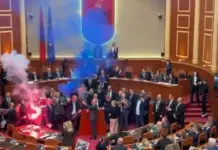 Αλβανία | Με επιδέσμους στα μάτια οι βουλευτές της αντιπολίτευσης – Διαμαρτυρία για την αστυνομική βία μέσα στη Βουλή
