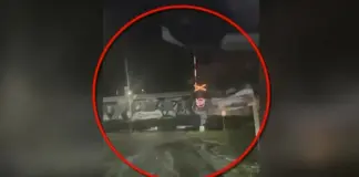 Απο τυχη ζουμε σε αυτη την χωρα! Τρένο στη Λάρισα πέρασε με ανοιχτή μπάρα σε ισόπεδη διάβαση!