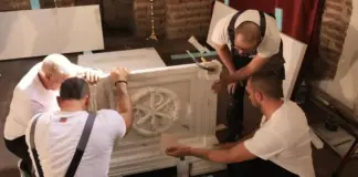 Οι Βούλγαροι συναρμολογούν τη σαρκοφάγο για τα οστά του Τσάρου Σαμουήλ